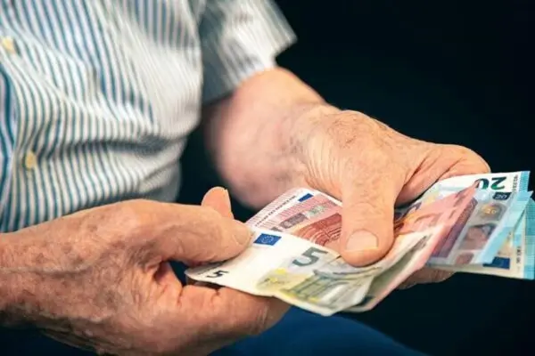 Συντάξεις Ιουνίου 2025: Τι να Περιμένουν οι Συνταξιούχοι