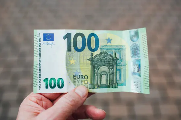 Όλα για το Επίδομα 100 Ευρώ: Προϋποθέσεις και Σημασία