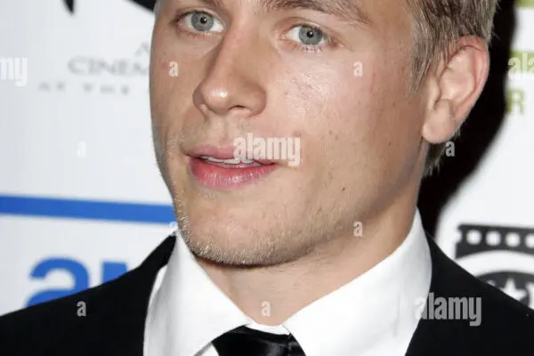 Charlie Hunnam: Μια Συναρπαστική Ματιά στην Καριέρα του